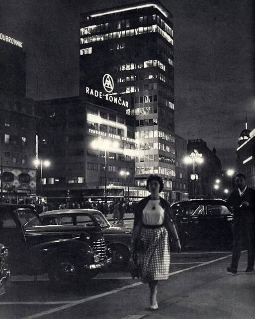 Trg Republike (današnji Trg bana Jelačića) 1960-ih godina, noću
